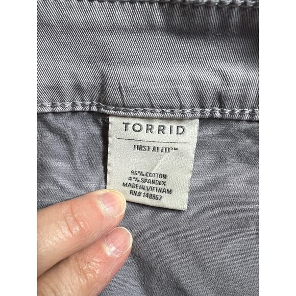 Torrid Shorts Womens 12 12W Gray Twill Utility Chino Mid Rise Expose Button Fly - Picture 7 of 8